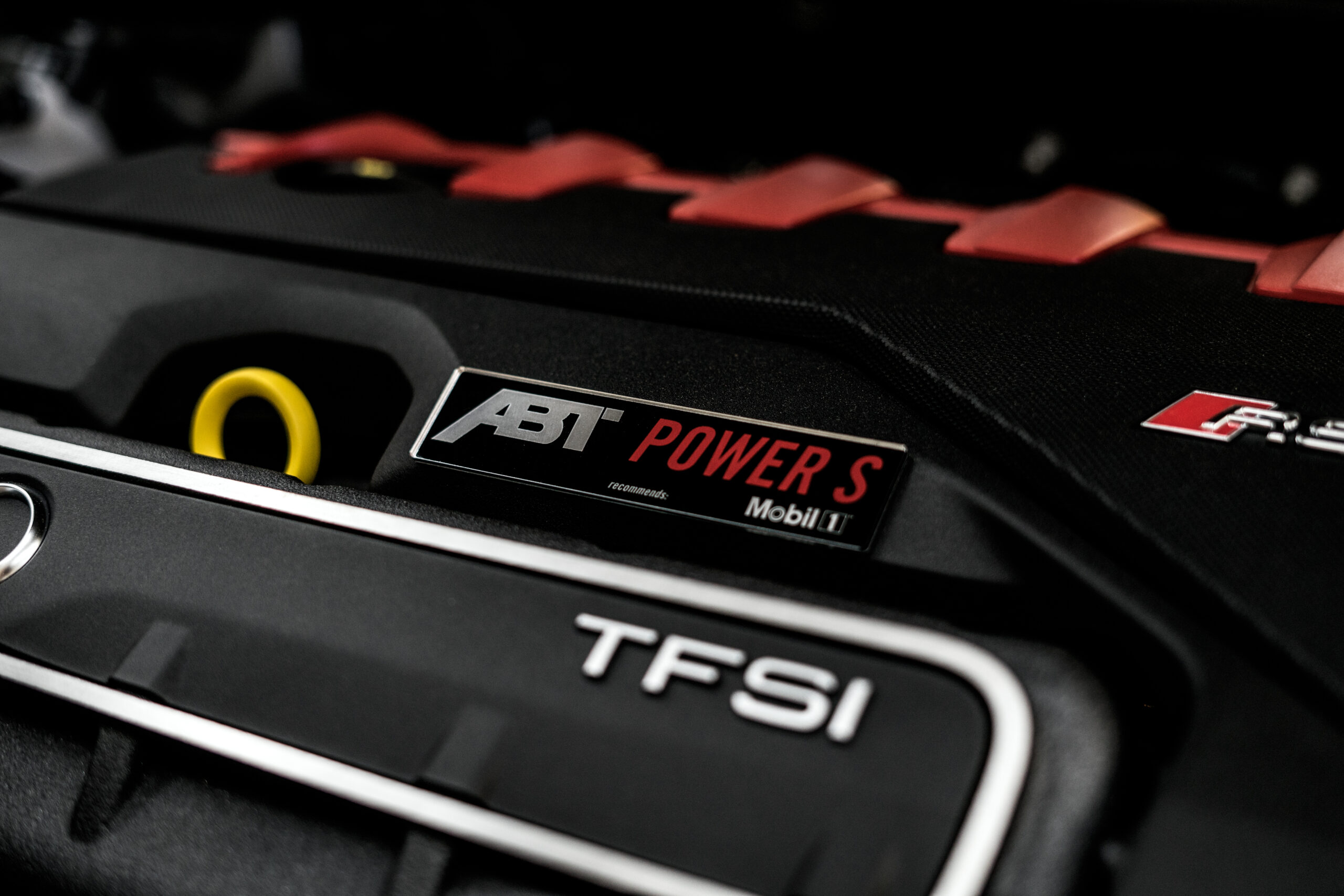 ABT_RS3_Motorraum_AEC_Steuergerät_Power_Badge-1